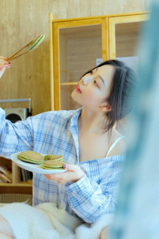 年轻的女教师在线